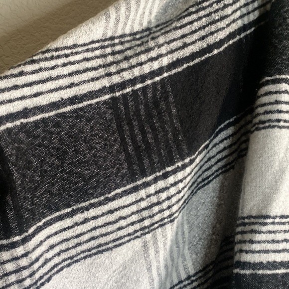 Express plaid striped windowpane one size hooded womens poncho top arm hole - Picture 11 of 11